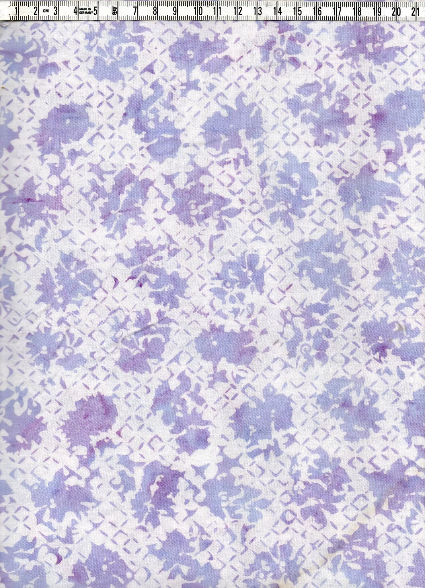 Krämigt, härligt i violett på ljusviolett. Bomull 110 cm.