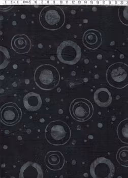 Svart med grå ringar och prickar. Trikå 100% bomull. Bredd 140 cm