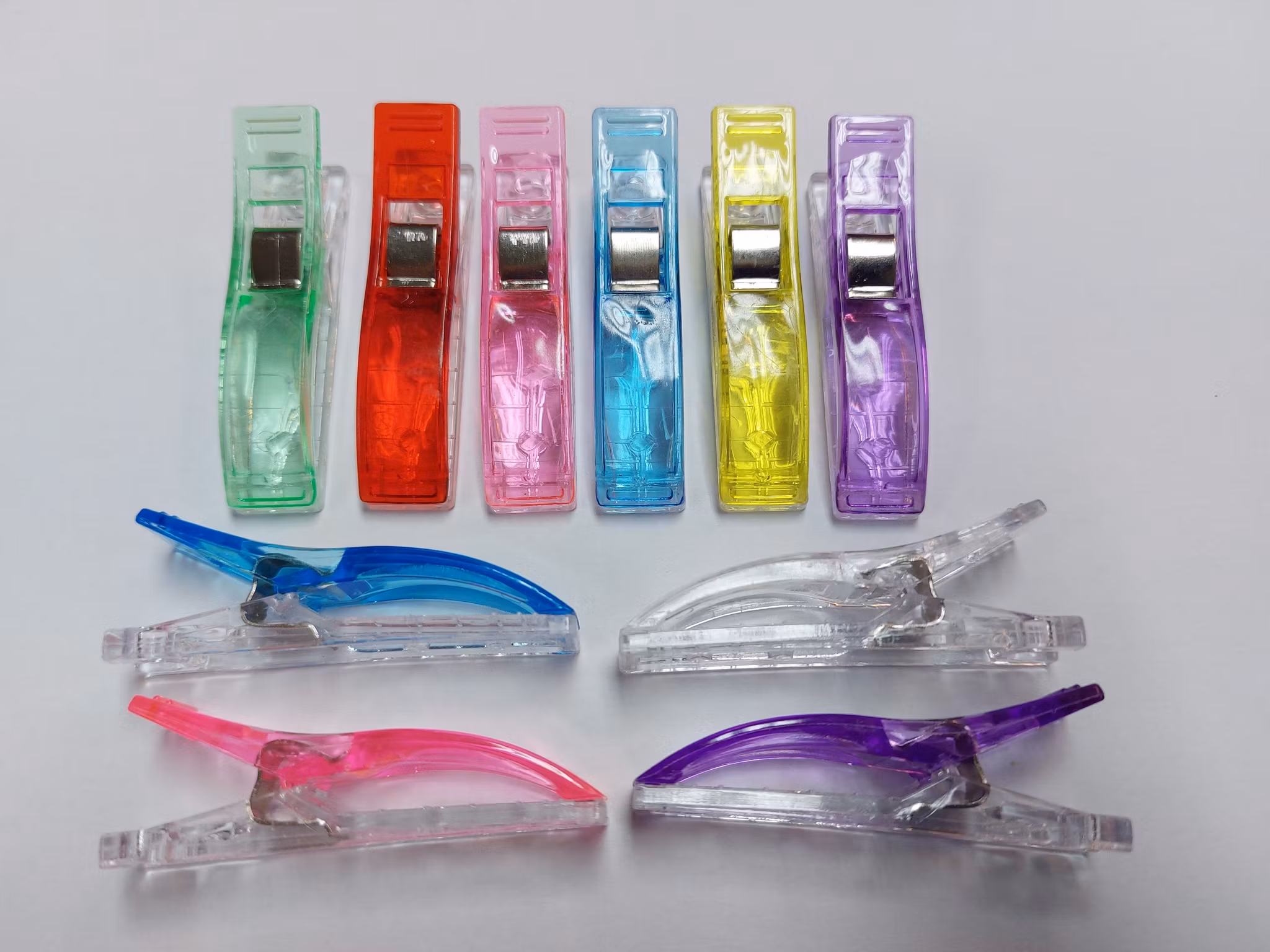 Clips. 10 st. Extra stora clips. Förpackning med blandade färger.