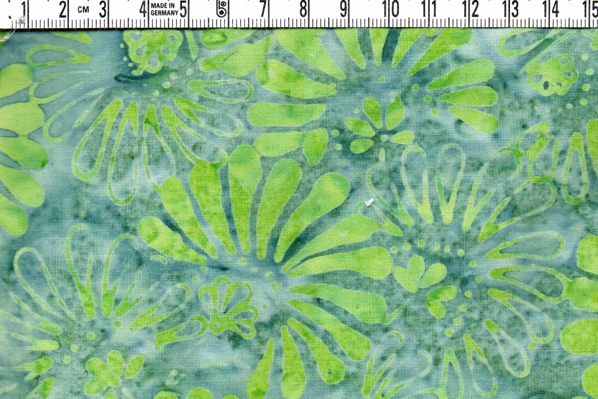 Gröna blommor på grönflammigt. Bomull 110 cm.