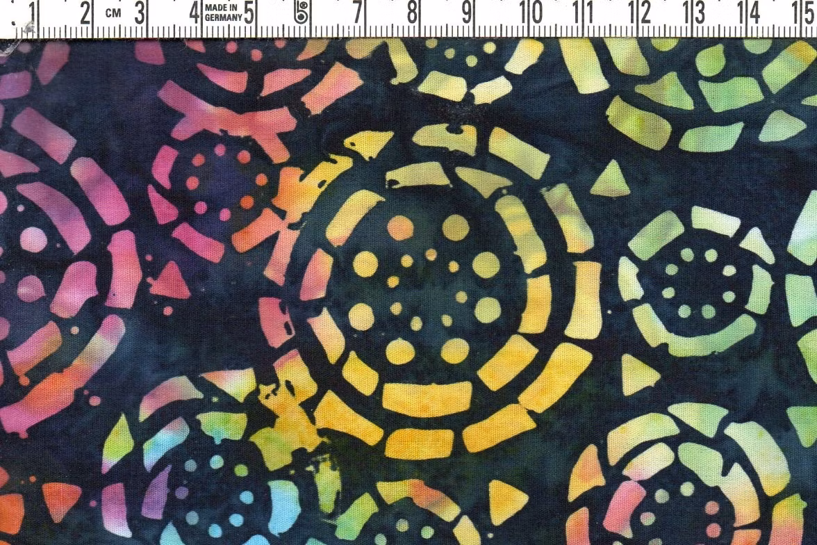 Circle of life, kanske? Livliga färger i alla fall. Batik bomull. Ca 110 cm brett.