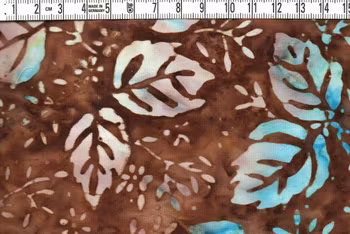 Brun skönhet med snitsiga löv Batik bomull