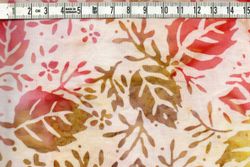 Gul-röd-beige löv och cremefärgad botten. Batik bomull