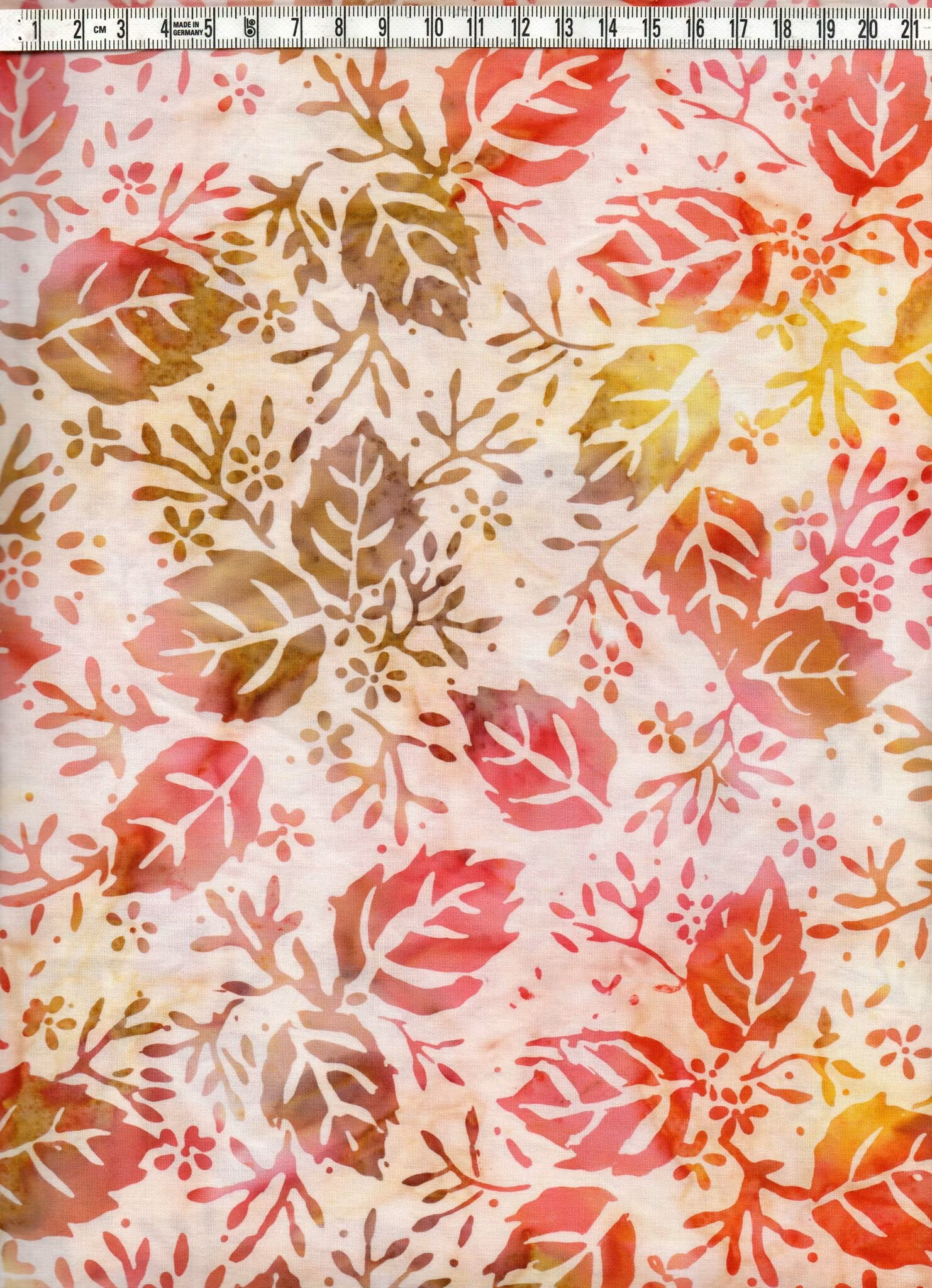 Gul-röd-beige löv och cremefärgad botten. Batik bomull