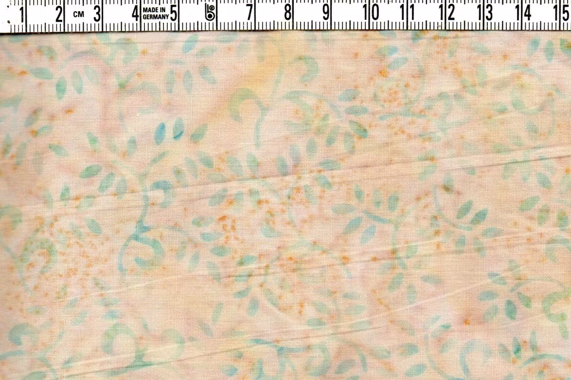Svagt gulbeige bakgrund med blekgröna växter. Batik bomull