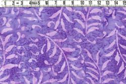 Lila-violett. Samma mönster på tyg 3603-3608.  Batik bomull 110 cm