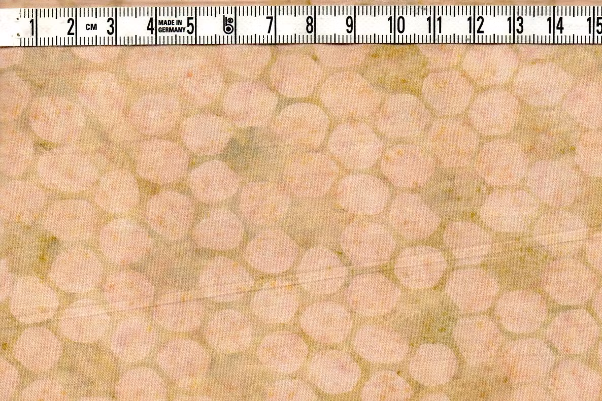 Bikaketryck i beige-gröna naturfärger.  Batik bomull 110 cm