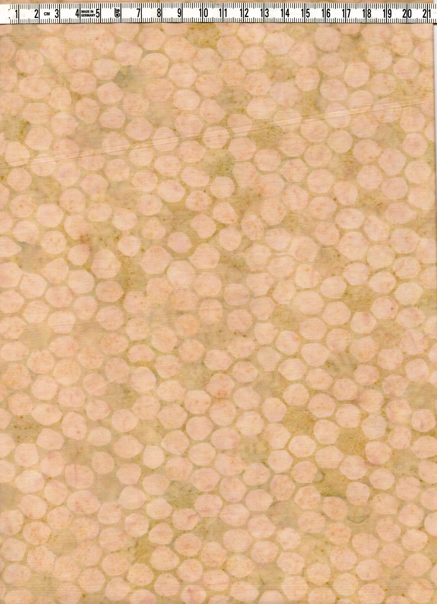 Bikaketryck i beige-gröna naturfärger.  Batik bomull 110 cm