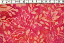 Röd-cerise-lila-beige med löv. Viskosbatik 110 cm bred