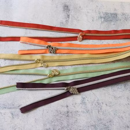 Dragkedjeset Fresh Fruit Zipper Bundle, storlek #5, totalt 5 yard av 5 färger plus 15 kläppar, Sallie Tomato