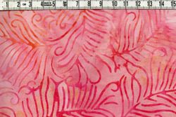 Rosa-beige-cerise flammigt och vilda växter. Batik bomull 110 cm