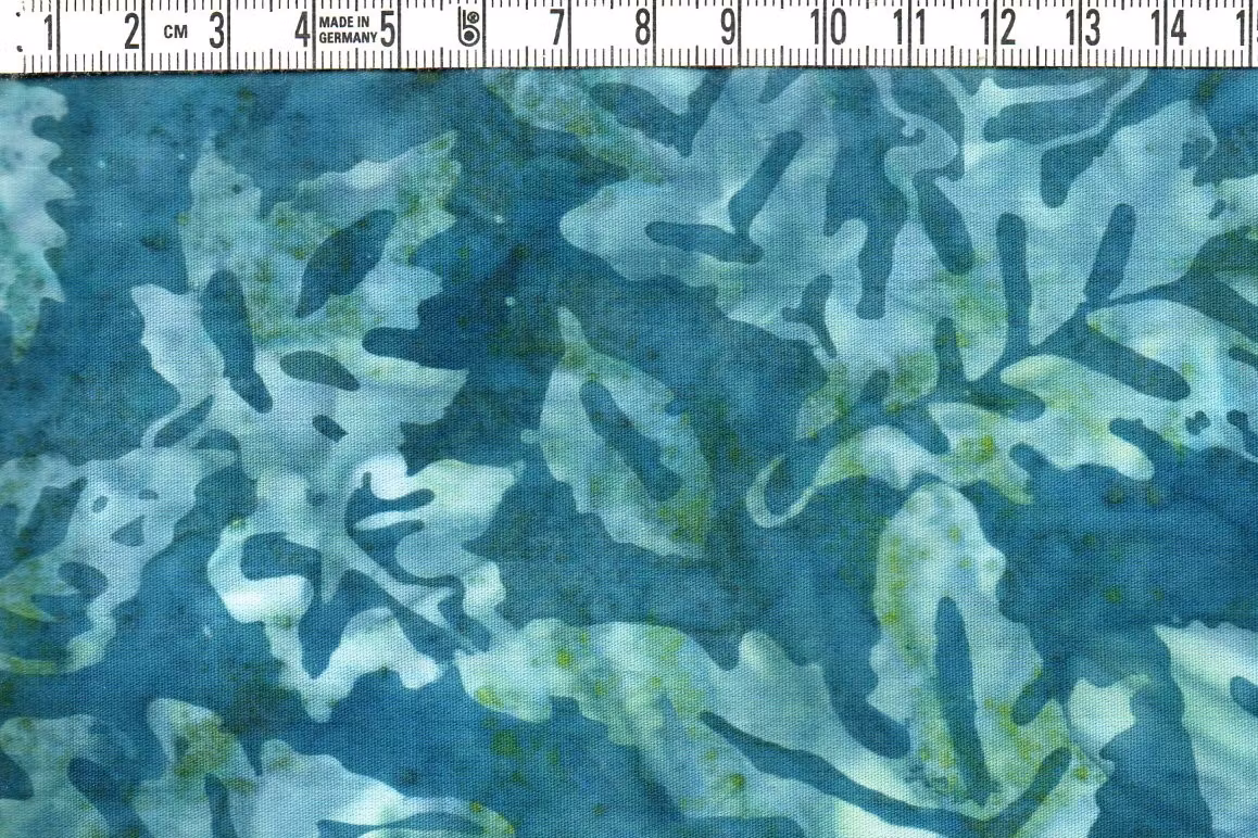 Petrol.  Blad i samma färg & & tryck som 3633-3636. Batik bomull 110 cm