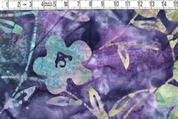 Klassiska blommor och lilablå bakgrund. Batik bomull 110 cm