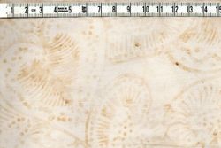 Beige-vit flammig med vita prickar. Batik bomull 110 cm