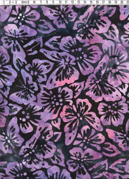 Fjärilar i lila på svartaste svart. Batik bomull 110 cm