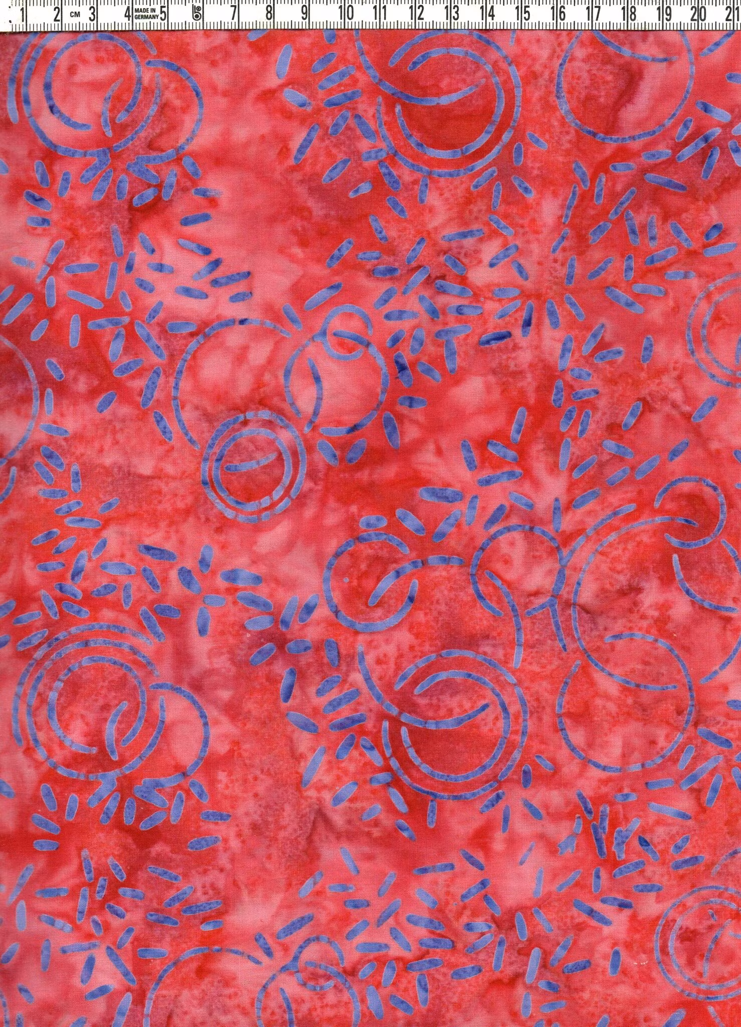 "Lysande" blått på flammande rött.  Batik bomull 110 cm