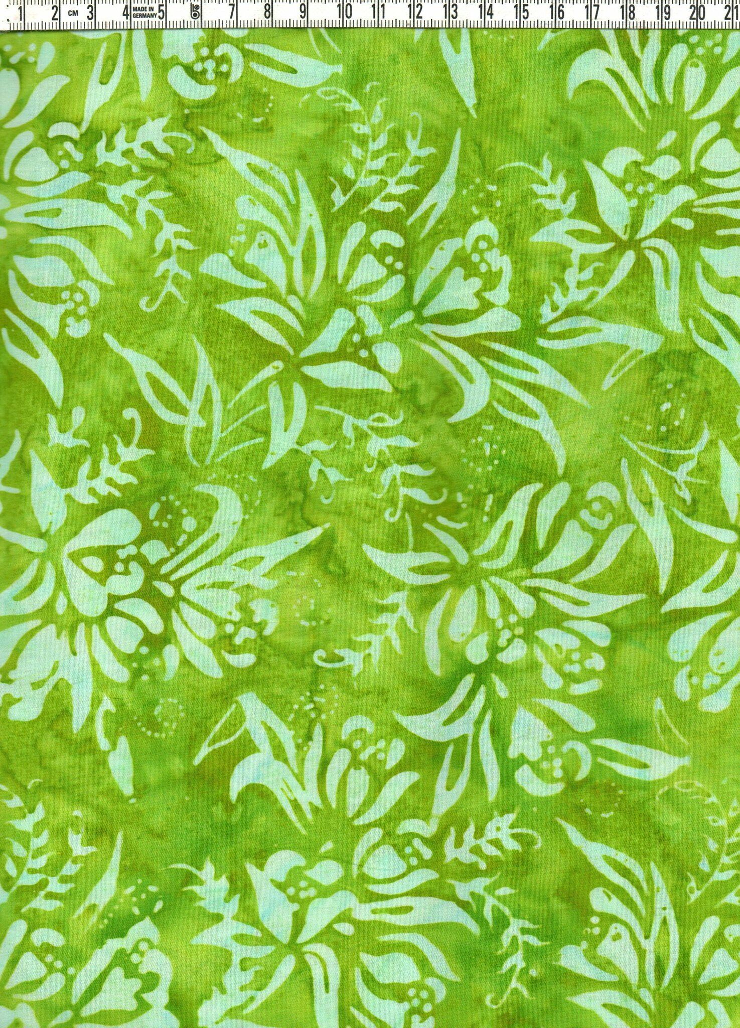 Frodigt grönt och vit-ljusblå växtlighet. Batik bomull 110 cm