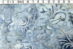 Blågrå skönhet. Frostig men het... Batik bomull 110 cm