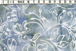Stora svängiga blommor i grå-blå-vitt-lite grönt. Batik bomull 110 cm
