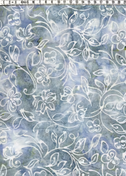 Stora svängiga blommor i grå-blå-vitt-lite grönt. Batik bomull 110 cm