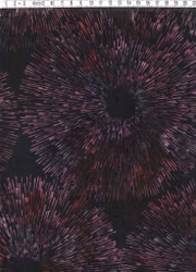 Svart bakgrund och ett fyrverkeri av lila och cerise. Batik bomull 110 cm