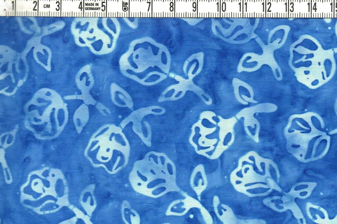 Ljusa tulpaner på förtjusande blåmelerat. Batik bomull 110 cm