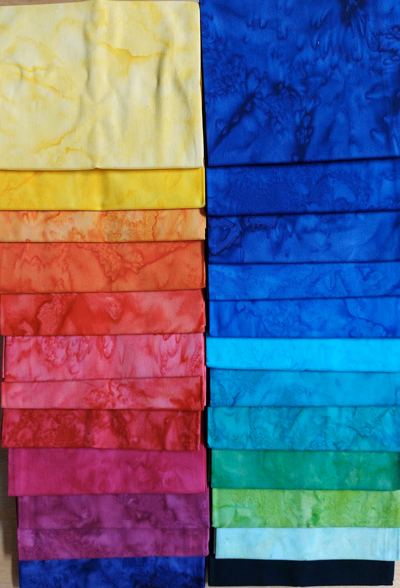 Pastell & Rainbow. Batikrulle med 40 st 2,5 inch remsor.