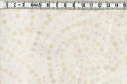 Krämig skön off white med ljusbeige. Bomullstyg. Batik.  Bredd 275 cm