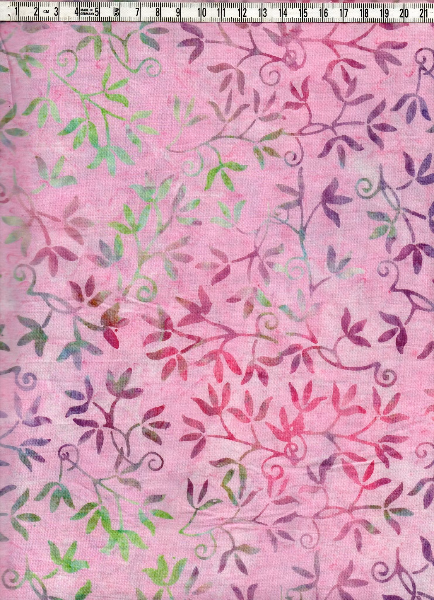 Rosa batik med bladmönster. Batik bomull 110 cm bred
