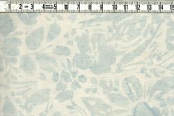 Vit Botten med Dovt Ljusblå Blomskuggning – Bomull 110 cm bred
