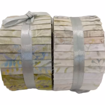 Nature Whisper. Batikrulle med 40 st 2,5 inch remsor. Grå, beige & grön