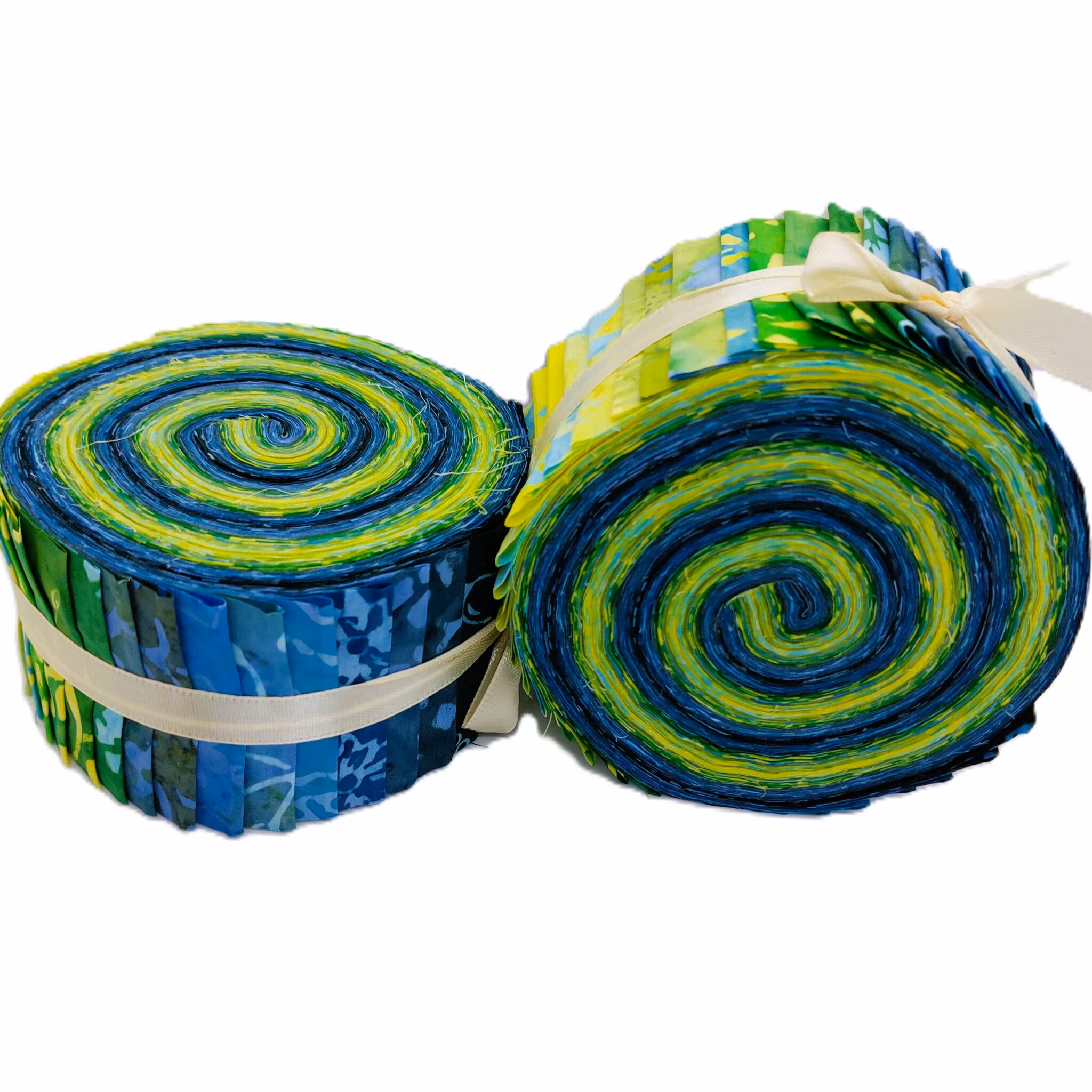 Blue Green Silence. Batikrulle med 40 st 2,5 inch remsor.