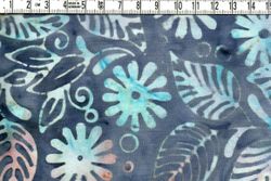 Blommande bladverk på blågrå botten - Batik Bomull 110 cm bred