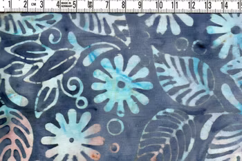 Blommande bladverk på blågrå botten - Batik Bomull 110 cm bred
