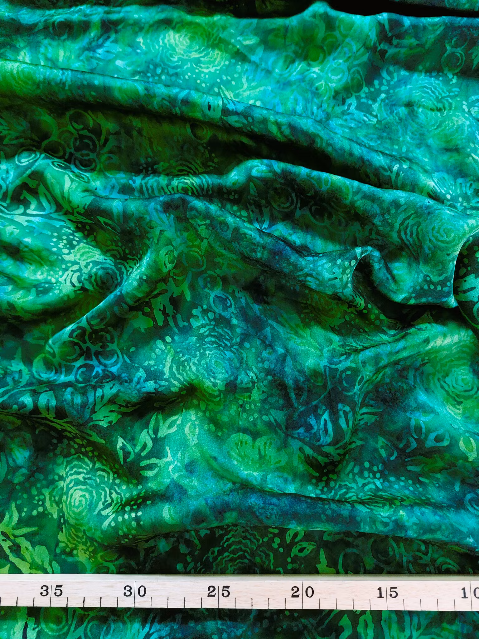 Högklassigt sidentyg i magiska gröna färger.  Bredd 110 cm.
