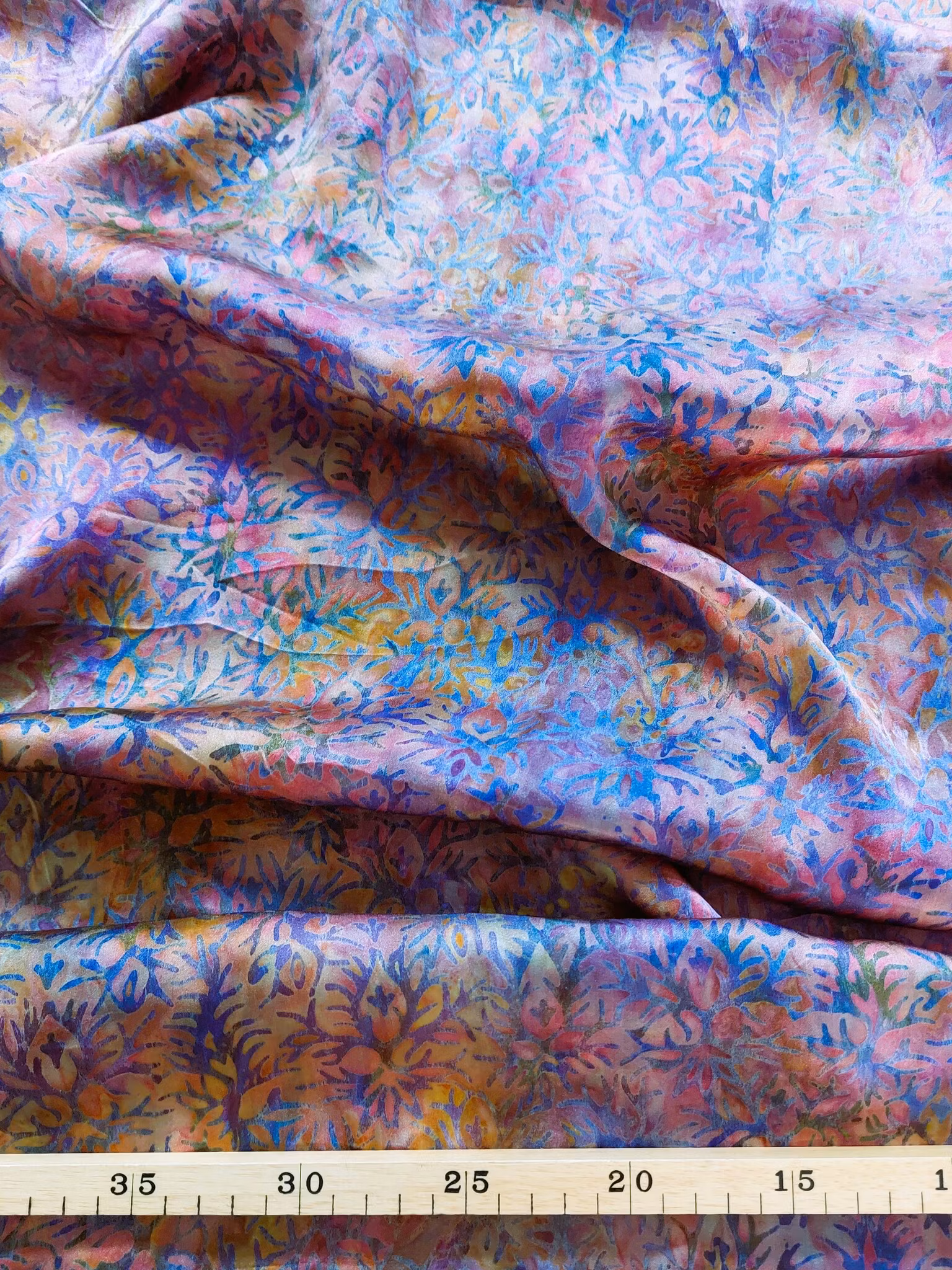 Högklassigt sidentyg i ljuva färger.  Bredd 110 cm.