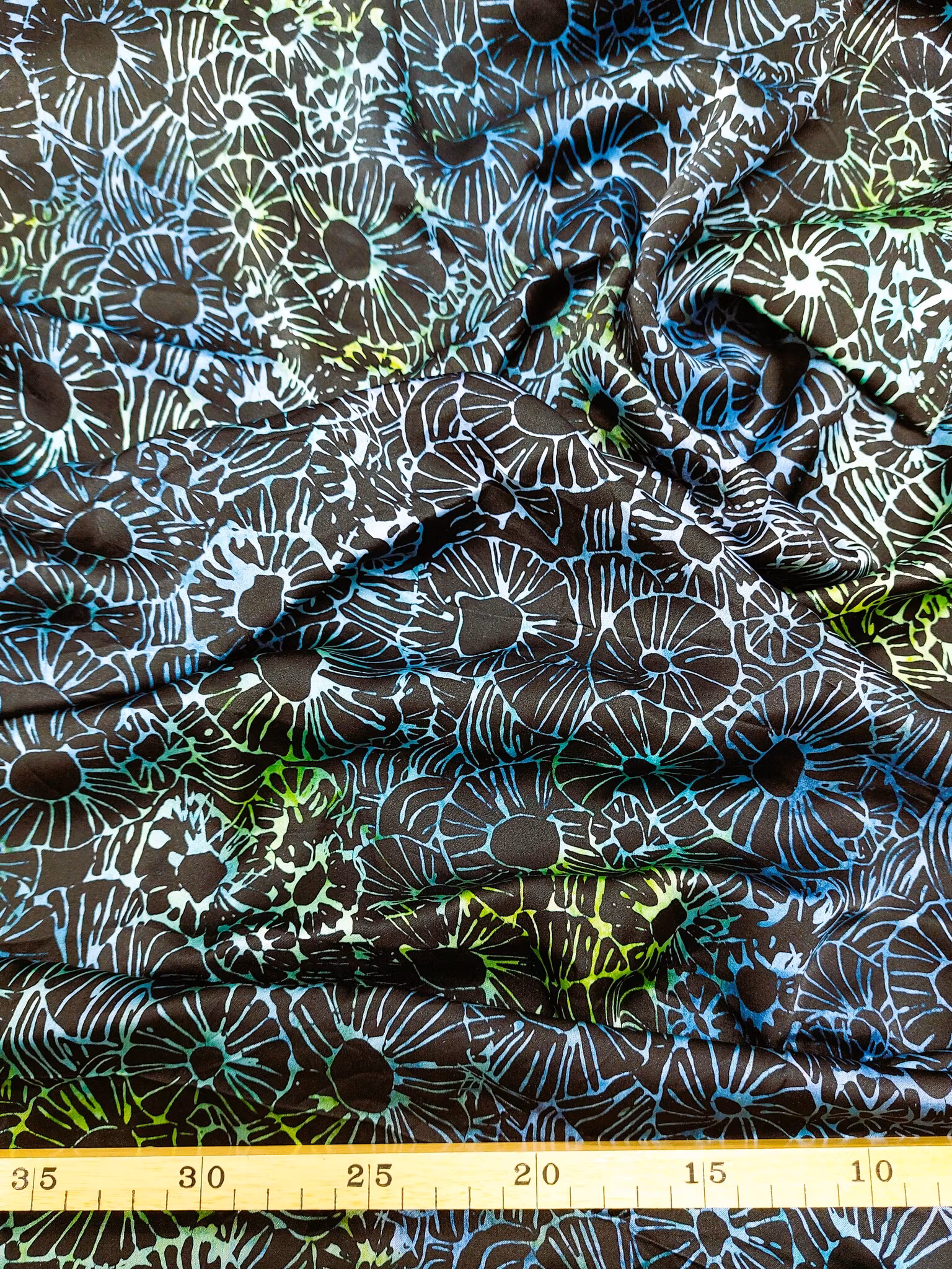 Högklassigt sidentyg Svart & grönt & blått med lite gult.  Bredd 110 cm.