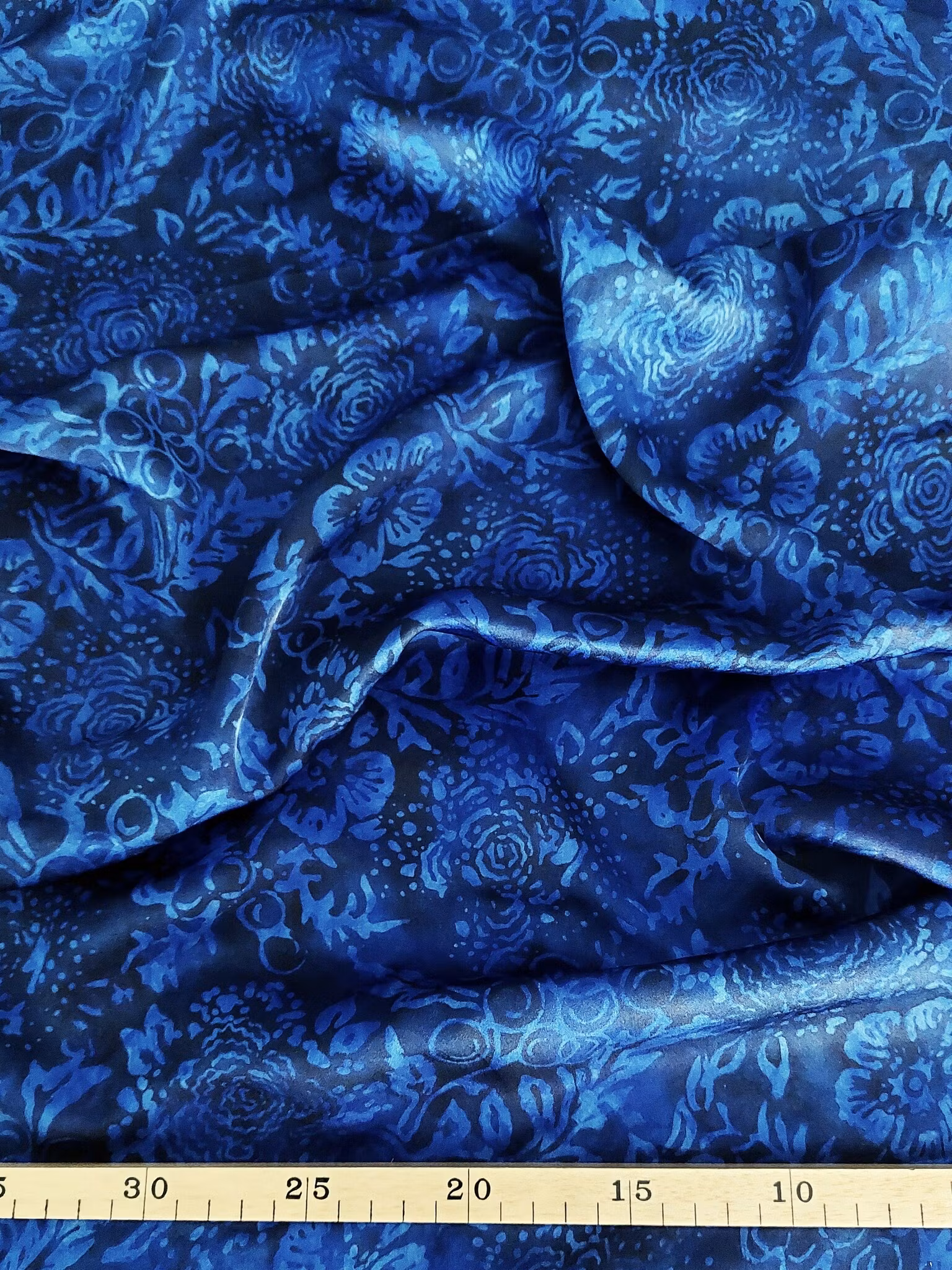 Högklassigt sidentyg  Blått på elegant blått.  Bredd 110 cm.