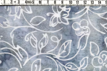 Stora svängiga blommor i grå-blå-vitt-lite grönt. Batik bomull 110 cm