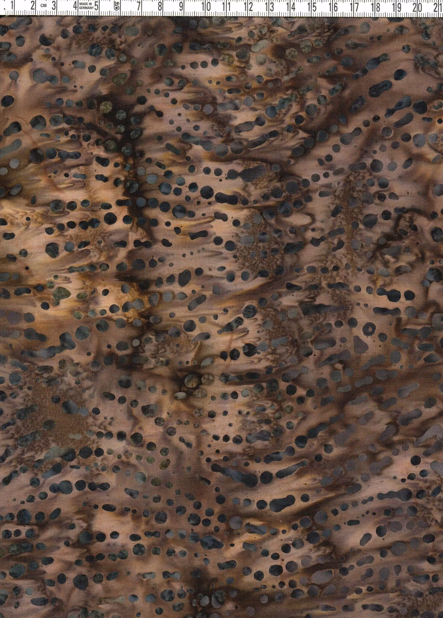 Brunmelerad batik med mörka prickar – Batik Bomull 110 cm bred