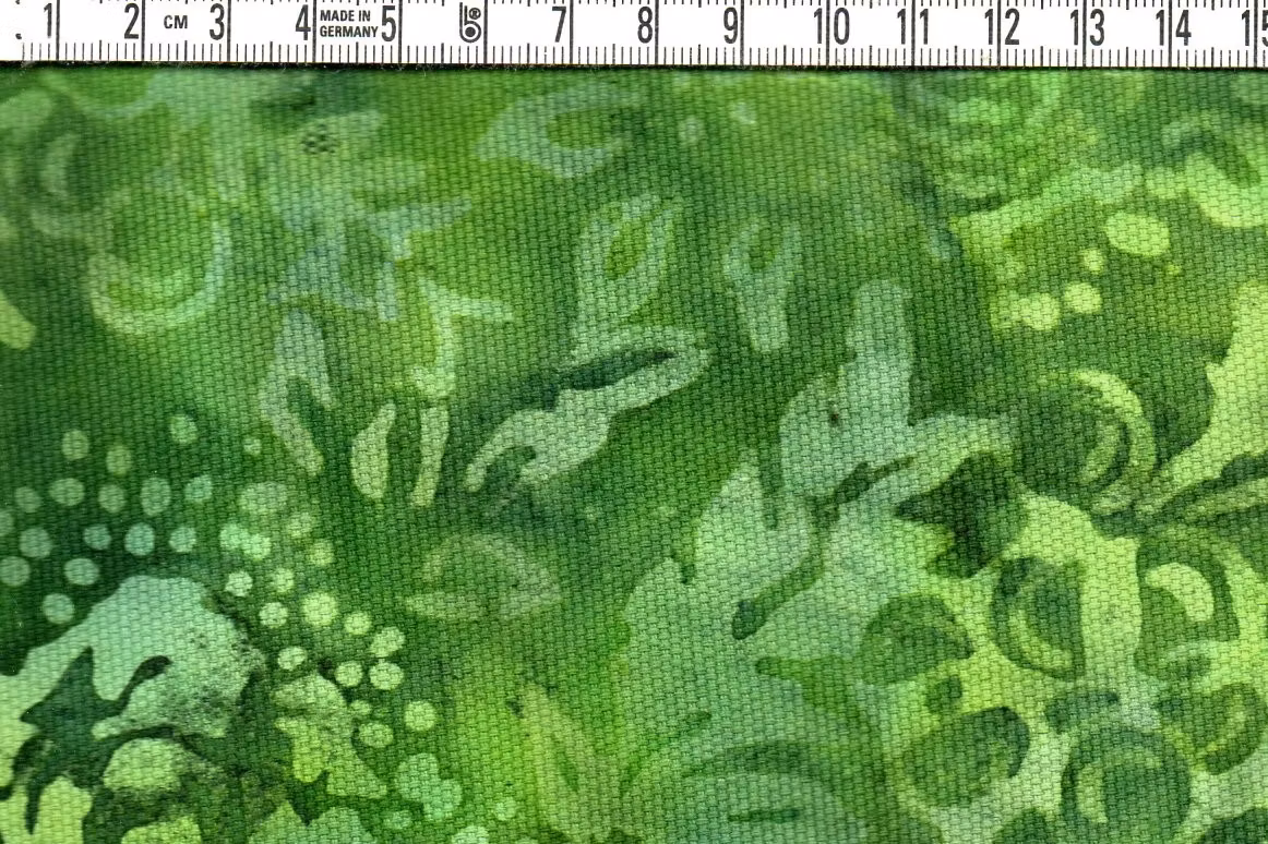 Green Dream. En favorit. Bomullstyg. Batik.  Bredd 275 cm