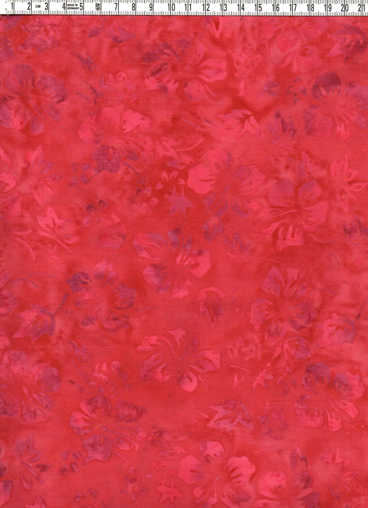 Intensivt röd med blomspel i ton-i-ton - Batik Bomull 110 cm bred