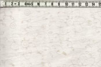 Off white med diskret blomornament- Batik Bomull 110 cm bred
