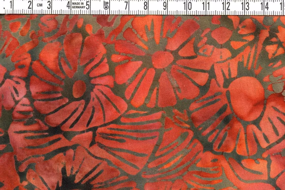 Kraftfullt röd blomprakt med djup kontrast – Batik Bomull 110 cm bred