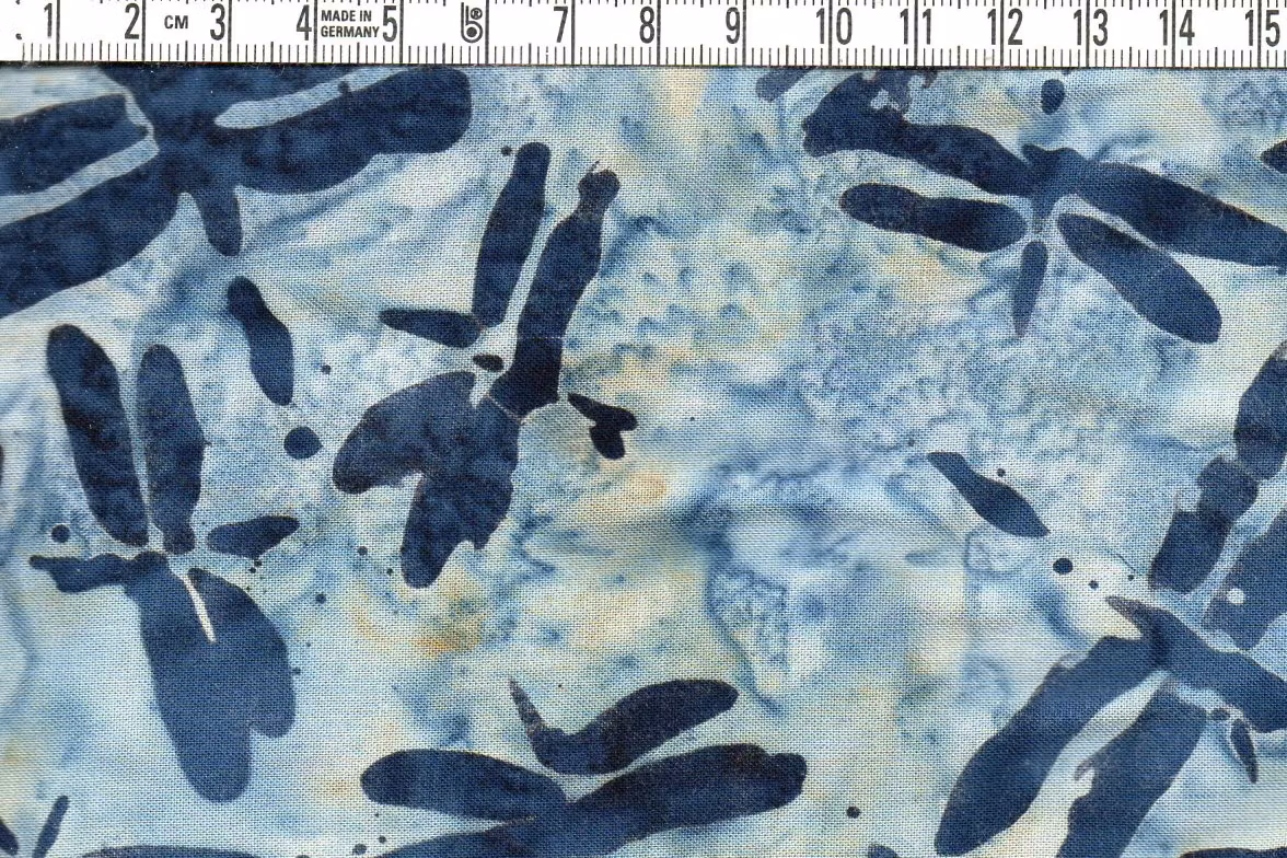 Blå trollsländor på ljus botten – Viskos ca 140 cm bred