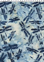 Blå trollsländor på ljus botten – Viskos ca 140 cm bred