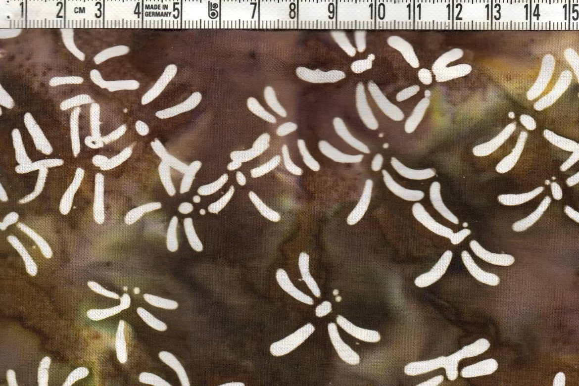 Små Trollsländor på Melerad Jordton – Batik Bomull 110 cm bred