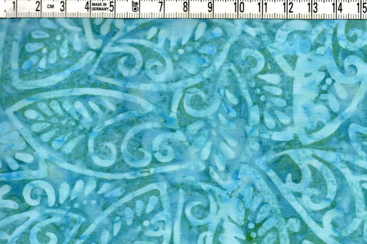 Sirligt Bladmönster i Aqua och Turkos – Batik Bomull 110 cm bred