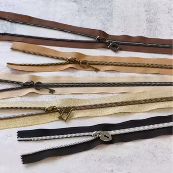Dragkedjeset Vintage Modern Zipper Bundle, storlek #5, totalt 5 yard av 5 färger plus 15 kläppar, Sallie Tomato