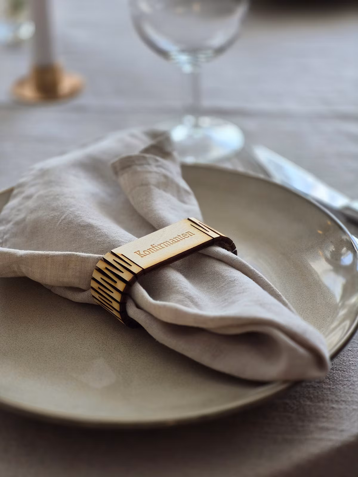 Serviettring i tre med gravert navn